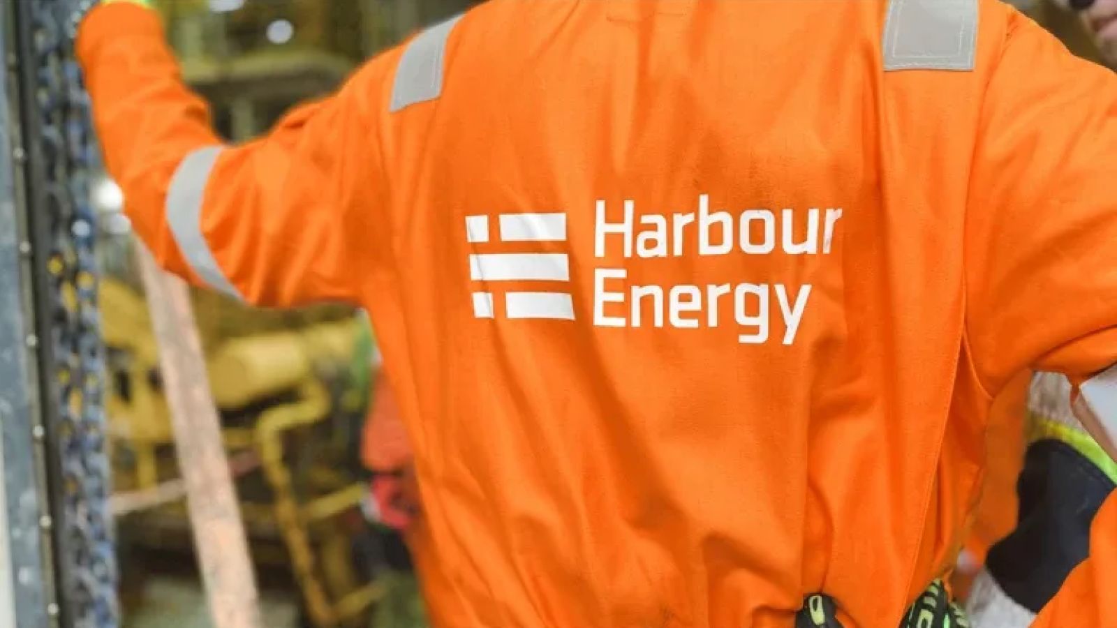 Worker with harbour energy logo on back on transocean norge rig 1 1920x1080