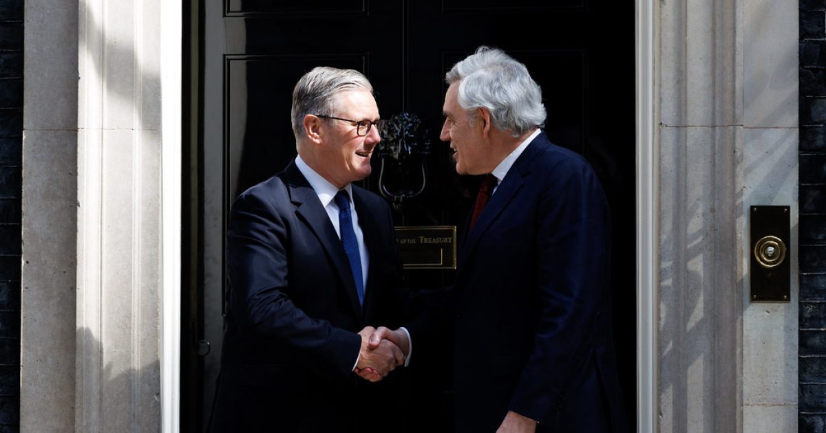 OpenGraph Image for Starmer faces growing Labour revolt as Streeting prepares leadership case