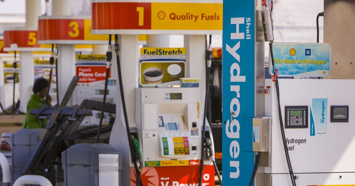 OpenGraph Image for Uncertainty over jobs as Shell scales back low-carbon division