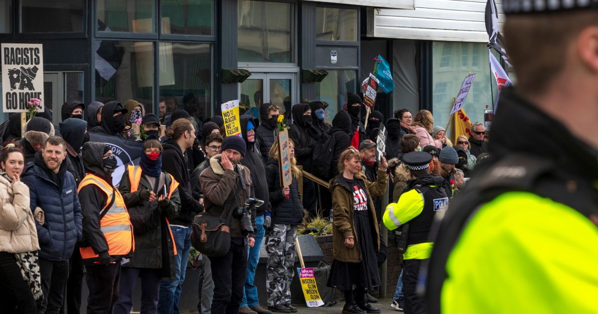 OpenGraph Image for Counter-protestors outnumber far-right rioters across England