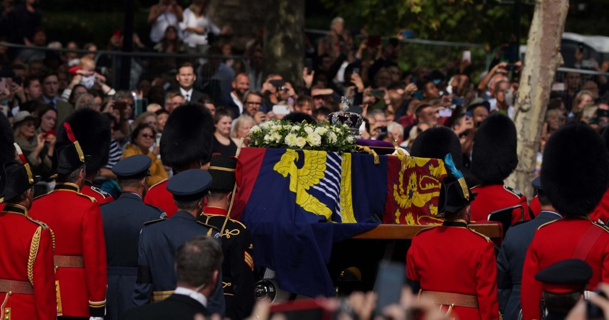 OpenGraph Image for Emotional scenes in London as Queen Elizabeth leaves Buckingham Palace