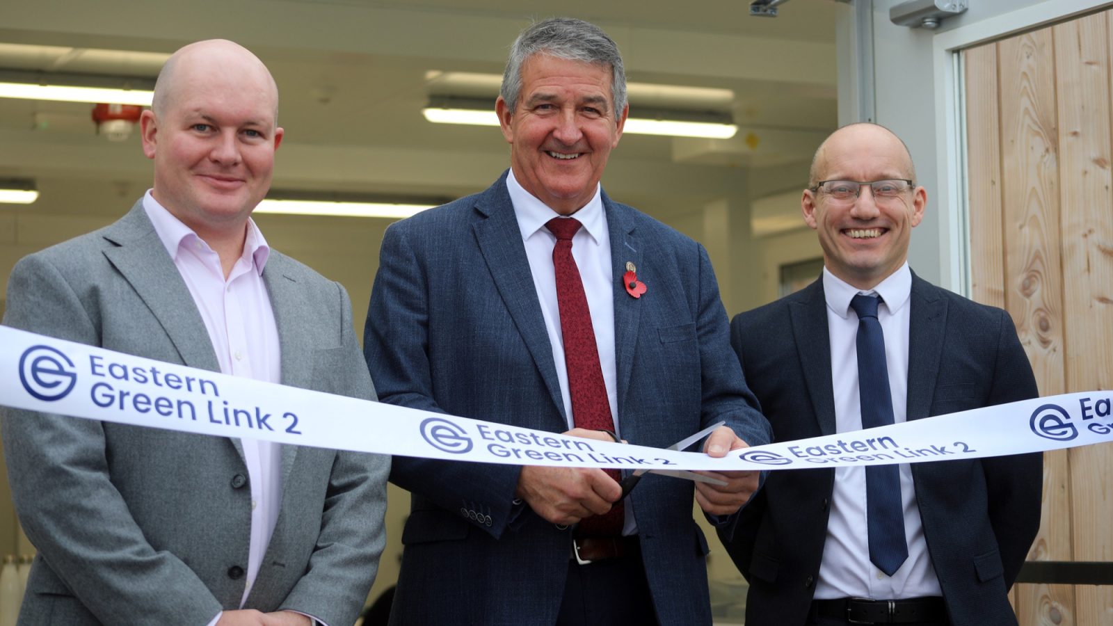 Jim Buchan, Chair of the EGL2 Peterhead Community Benefit Fund, cutting the ribbon to formally open the visitor hub, alongside the EGL2 Project Director, Fionán Doonan (left) and SSEN Transmission’s Programme Director of Joint Ventures, Ricky Saez (right)