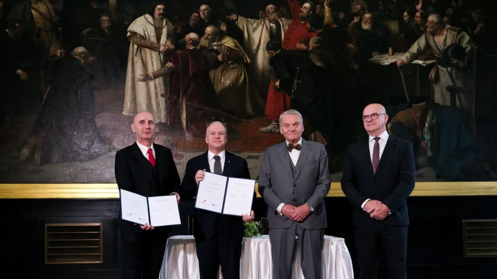 From left: Ludvik Baleka, Chairman of the Board of Directors of Pražská plynárenská, Anders Opedal, CEO of Equinor, Bohuslav Svoboda, Mayor of the city of Prague and Martin Slaby, member of the Pražská plynárenská board. Photo: Ole Jørgen Bratland/©Equinor