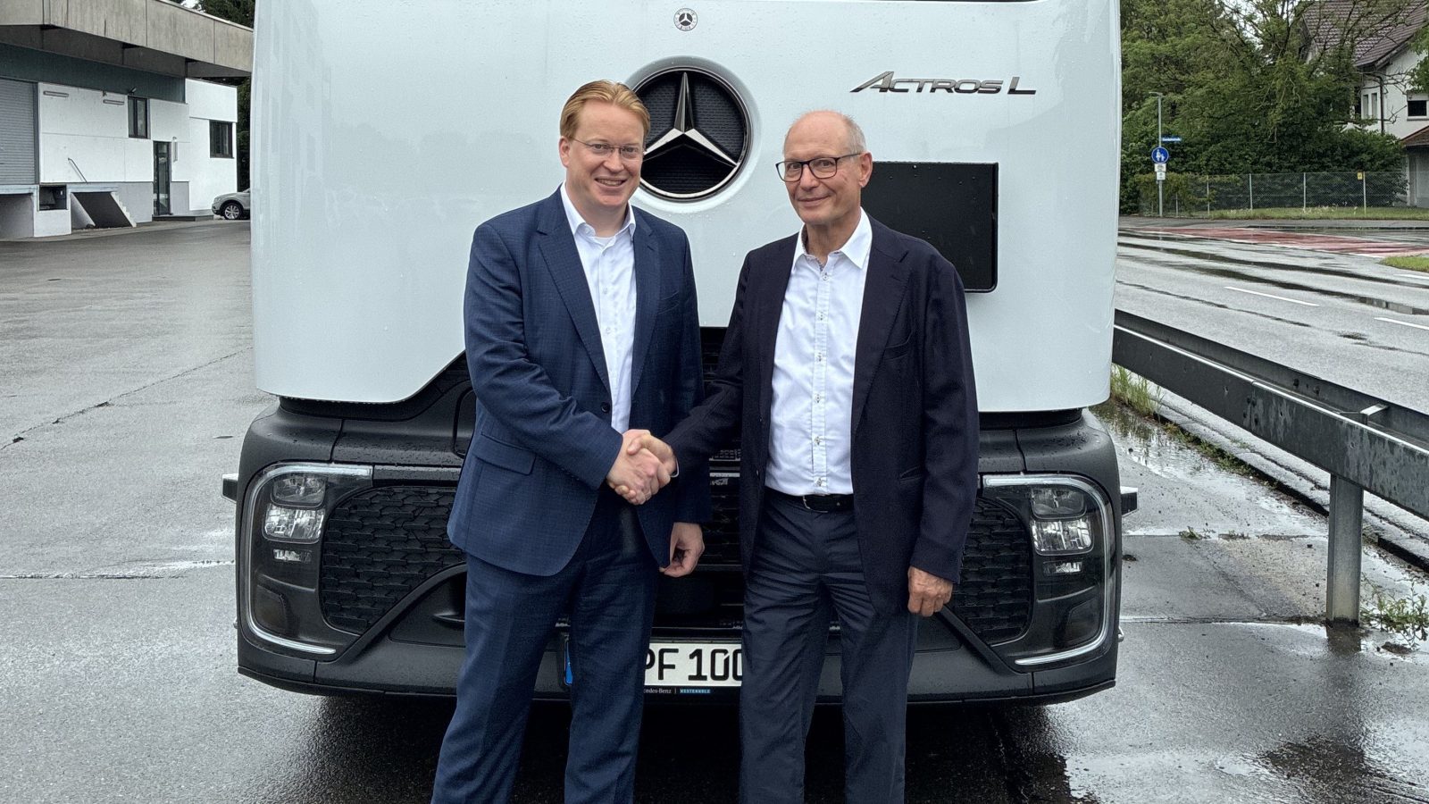 Hendrik Bulmahn (Managing Director Bertling Group) (left), Peter Kienle (Managing Director Pfaff) (right)