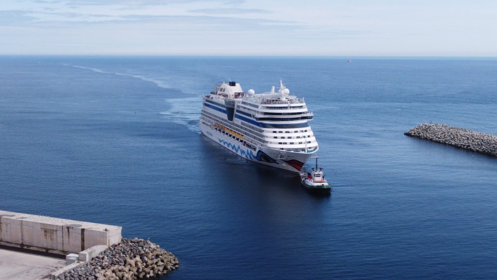 2)	AIDAsol arriving at Port of Aberdeen’s South Harbour