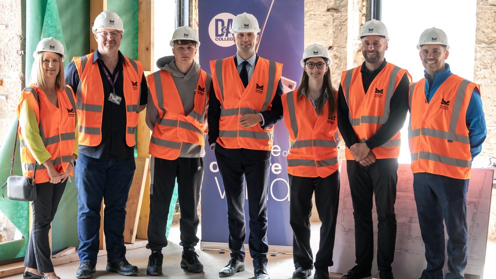 Stephen Flyn MSP with offshore wind apprentices, staff and senior leadership from Dundee and Angus College.