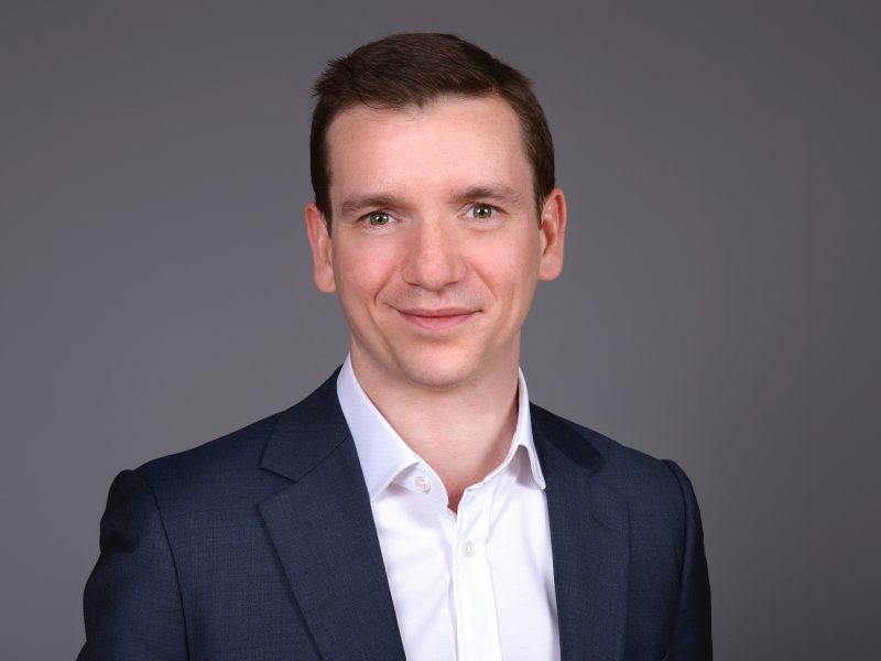 Ian Robinson headshot Fragomen