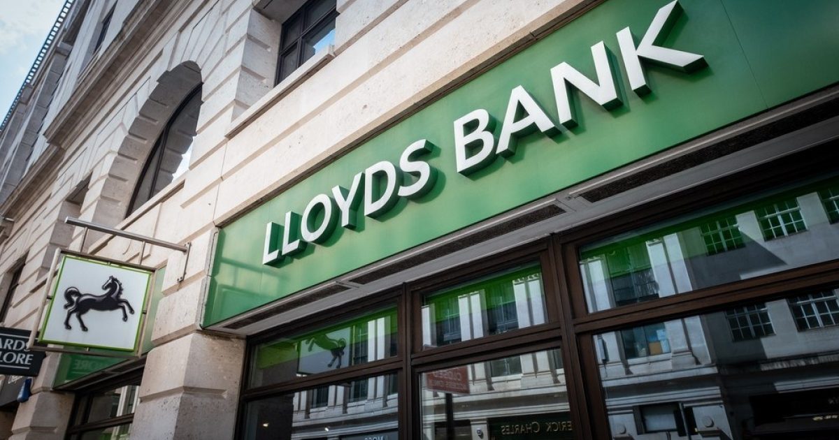 OpenGraph Image for Lloyds could cut bonuses for staff who don't come into office