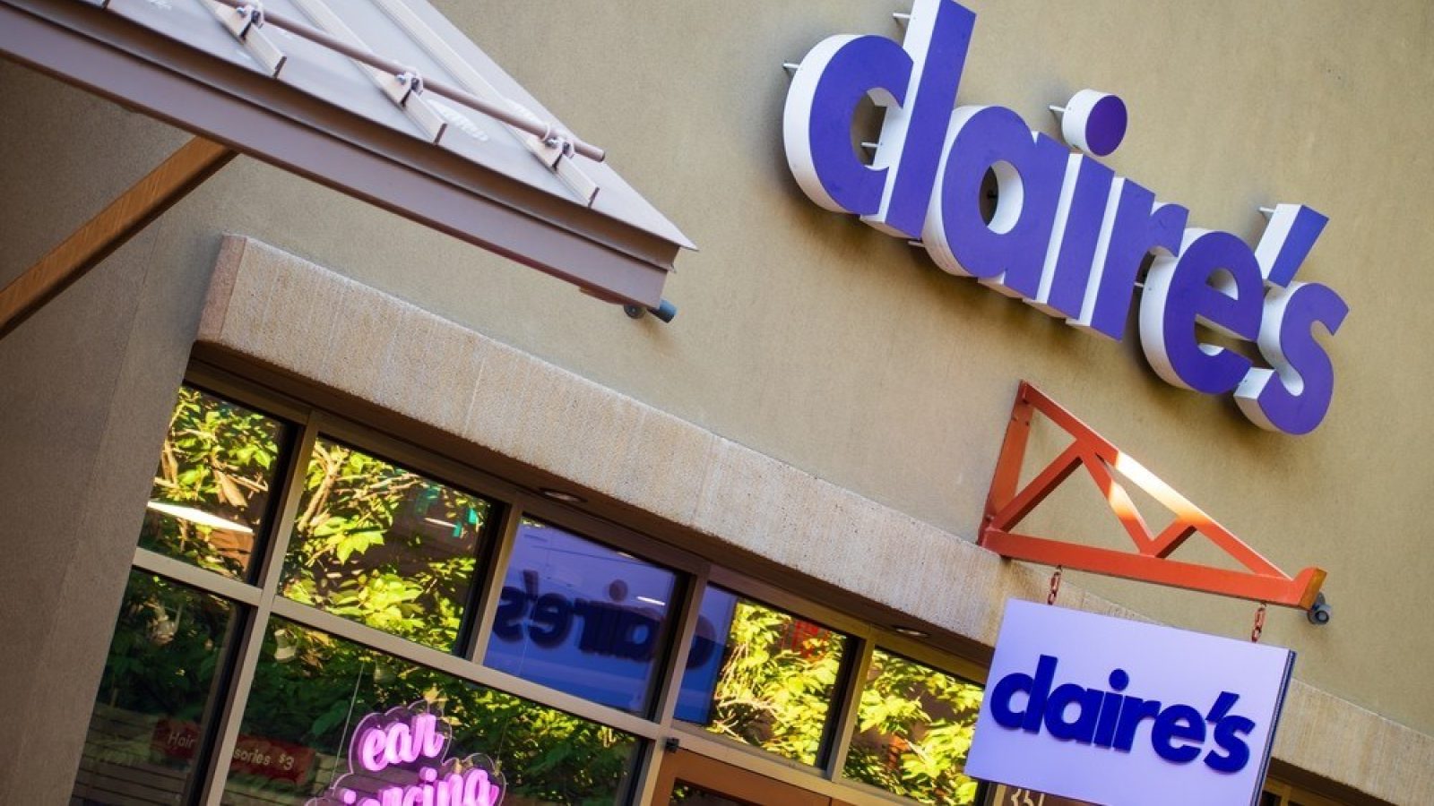 Claire's shuts 154 stores with 1,300 jobs gone