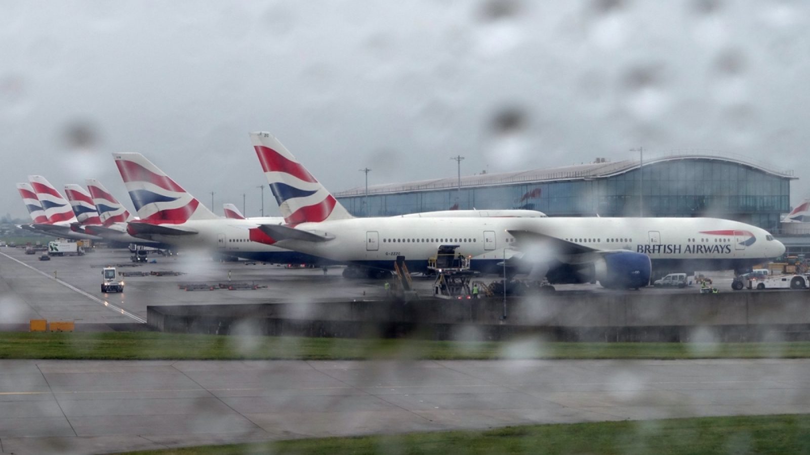 Flight disruption continues after air traffic control failure