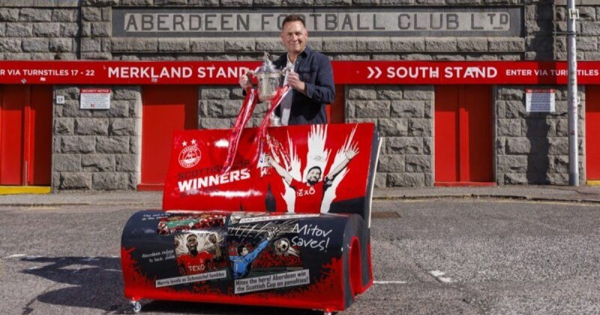 OpenGraph Image for New BookBench sculpture is ‘Worth the W-Eight'